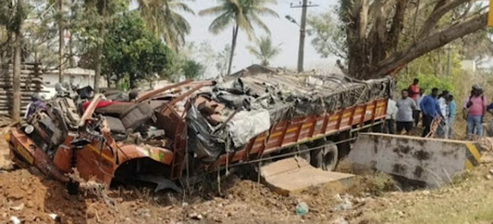 ٹمکورو کے قریب سڑک حادثہ، لاری درخت سے ٹکرا گئی، دو افراد ہلاک