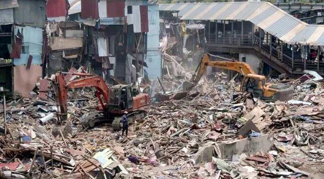 دہلی کے مہرولی میں پانچ منزلہ عمارت زمین بوس، کئی افراد کے دبے ہونے کا خدشہ