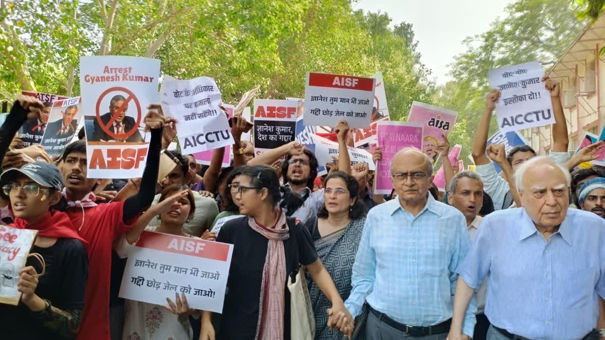 جنتر منتر پر ایس آئی آر کے خلاف احتجاج، گیانیش کمار کے استعفے کا مطالبہ کرنے والے متعدد مظاہرین گرفتار