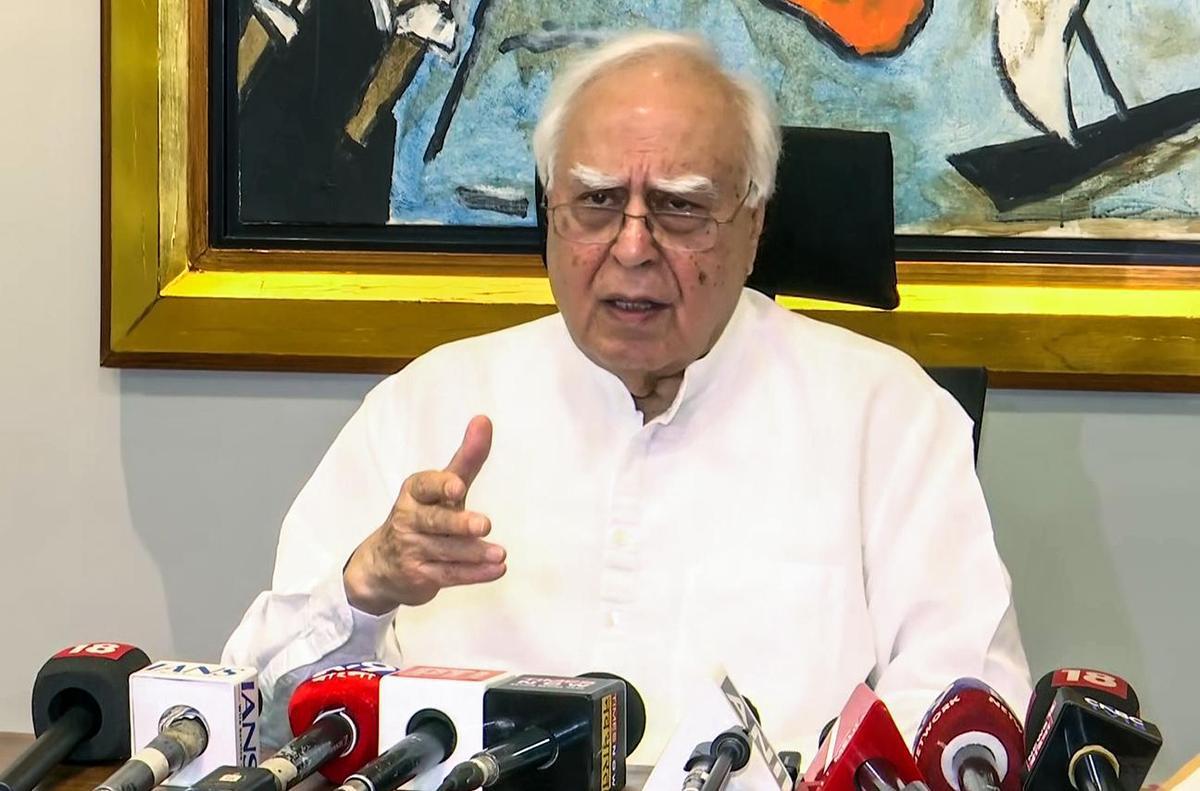 چند دنوں میں ’ووٹ چوری‘ کا ثبوت پیش کریں گے، لاکھوں ووٹ کاٹے جانے کا الزام: کپل سبل