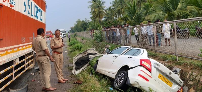 chitradurga-hiriyur-kr-halli-gate-car-lorry-accident-three-killed