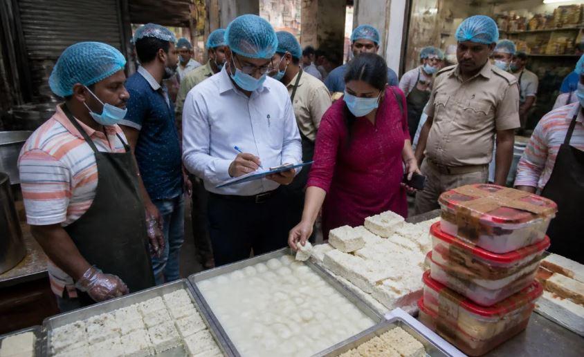 دیوالی کے پیش نظر دہلی میں مٹھائی کی دکانوں پر چھاپے، 402 کلوگرام غیر معیاری غذائی اشیا تلف