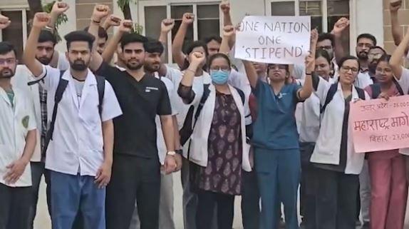 مہاراشٹر میں انٹرن ڈاکٹروں کی ہڑتال کی وارننگ، اعزازیہ 30 ہزار روپے کرنے کا مطالبہ؛ حکومت کو یکم نومبر تک الٹی میٹم