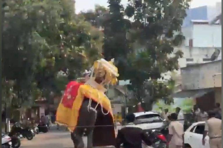 شیموگہ میں دسہرہ جلوس کے دوران ہاتھی بے قابو، بھگدڑ جیسی صورتحال، کار کو نقصان؛ بڑا حادثہ ٹلا