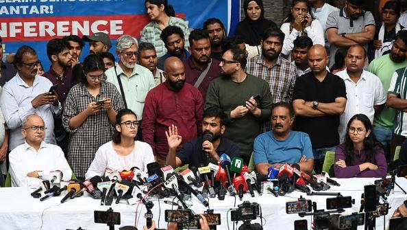 گیانیش کمار کے خلاف ملک بھر میں کسانوں کا احتجاج، پرکاش راج کا مودی حکومت کو اقتدار سے بے دخل کرنے کا عزم