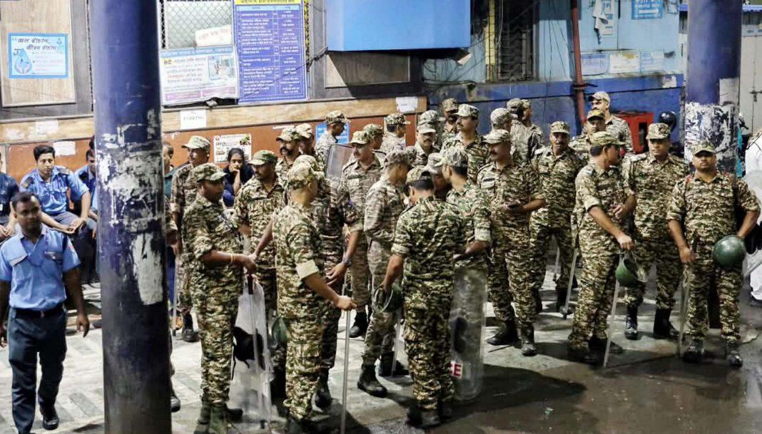 کولکاتا درگا پوجا بھگدڑ میں 19 ہلاکتوں کے بعد وِسرجن کے لیے سخت حفاظتی انتظامات، 18 آئی پی ایس افسران تعینات