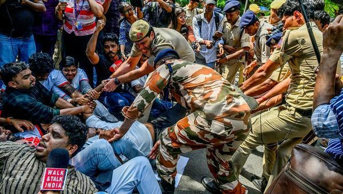 دہلی میں چیف الیکشن کمشنر گیانیش کمار کے خلاف احتجاج پر پولیس کا ایکشن، 3 ایف آئی آر درج