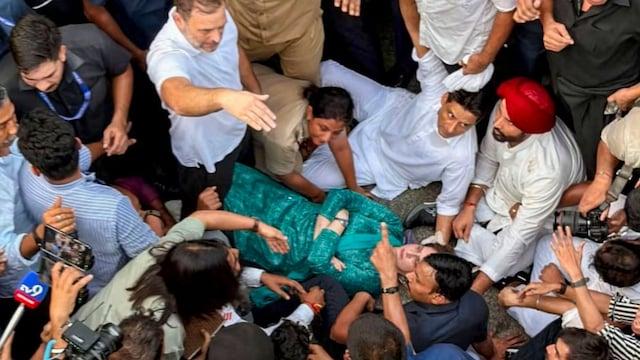 حراست کے بعد پرینکا گاندھی کا حکومت پر حملہ، ’سبھی مل کر اس حکومت کو اقتدار سے ہٹائیں‘