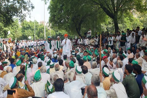 نوئیڈا میں کسانوں کا دھرنا تیسرے دن بھی جاری، تینوں اتھارٹیز کے باہر ہزاروں کسانوں کا احتجاج