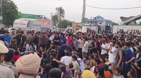 پنجاب میں طلبہ احتجاج: ایل پی یو میں تشدد، پولیس گاڑیاں نذرِ آتش؛ 10 دن کے لیے کلاسیں معطل