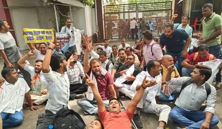 لکھنؤ میں 68,500 اسسٹنٹ ٹیچر امیدواروں کا احتجاج، بی جے پی دفتر میں داخل ہوکر ’ریزرویشن گھوٹالہ‘ کے نعرے