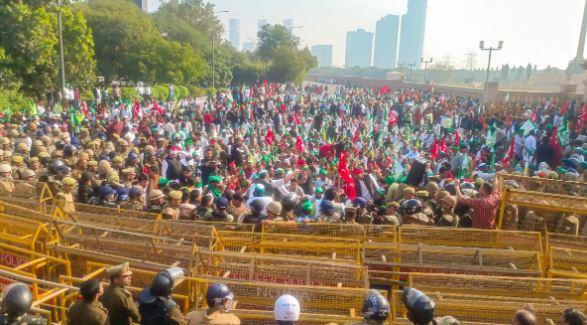 نوئیڈا میں کسانوں کا احتجاج دوسرے روز بھی جاری، مطالبات کی منظوری تک دھرنا ختم نہ کرنے کا اعلان