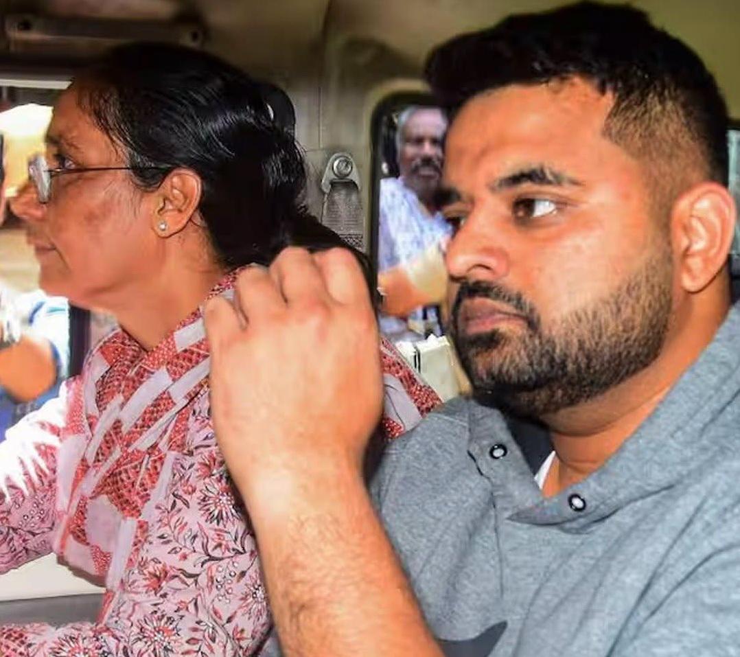 پرجول ریونّا کے جیل سیل سے ضبط فون میں 145 سے زائد فحش ویڈیوز، غیر مجاز رابطوں کا انکشاف