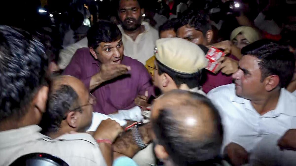 عآپ رہنماؤں سوربھ بھاردواج اور جرنیل سنگھ سمیت کئی کارکنوں پر ہیڈ کانسٹیبل سے مارپیٹ کا الزام، ایف آئی آر درج