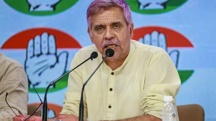 سانحے کے باوجود سیاسی مسابقت سے باز نہیں آئی بی جے پی، افسران کی معطلی پر کانگریس کا طنز