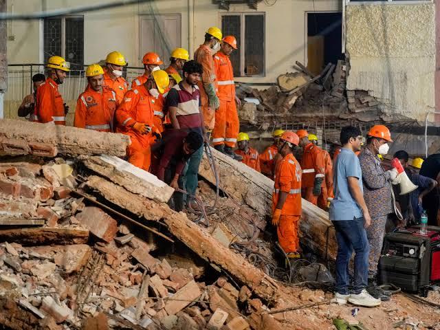 ستیہ نکیتن سانحہ: 28 لاکھ عمارتوں کے سروے میں صرف 19 خطرناک قرار، ایم سی ڈی کی جانچ پر سوالات