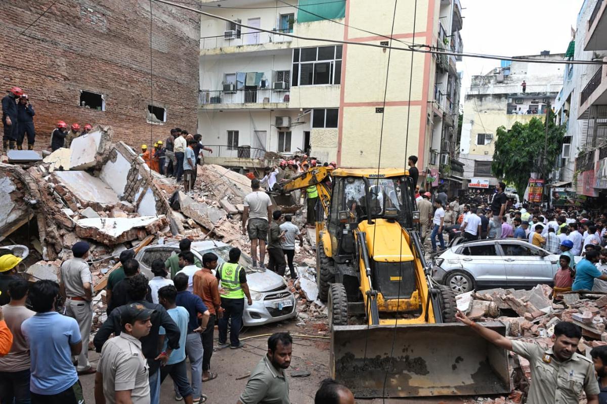 ستیہ نکیتن عمارت حادثہ: 2 ہلاک، 8 افراد ملبے سے زندہ نکالے گئے؛ راہل گاندھی نے طلبہ کی حفاظت پر تشویش ظاہر کی