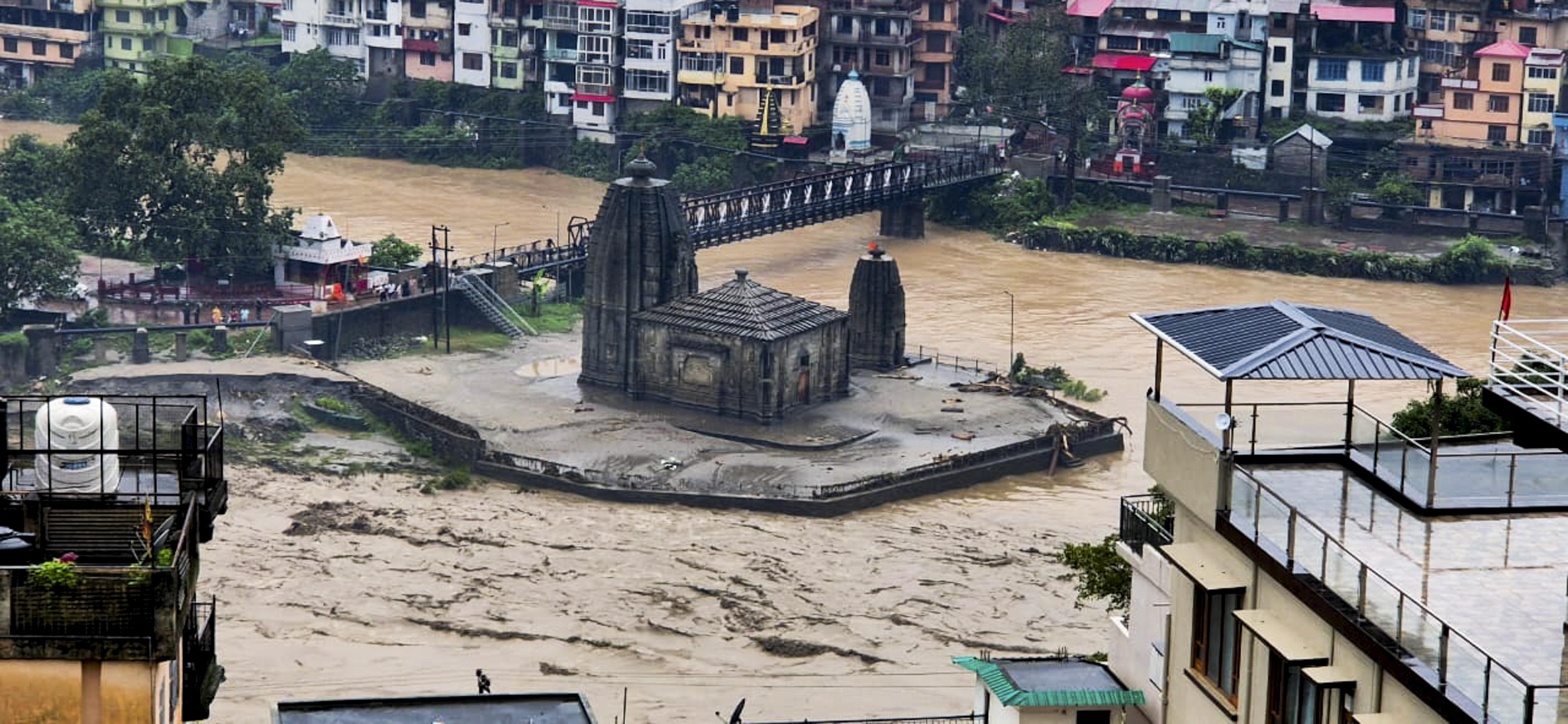 موسلادھار بارش سے شمالی ریاستیں متاثر – دہلی و یوپی میں الرٹ، بہار میں ندیاں لبریز، ہماچل میں تباہ کن مناظر