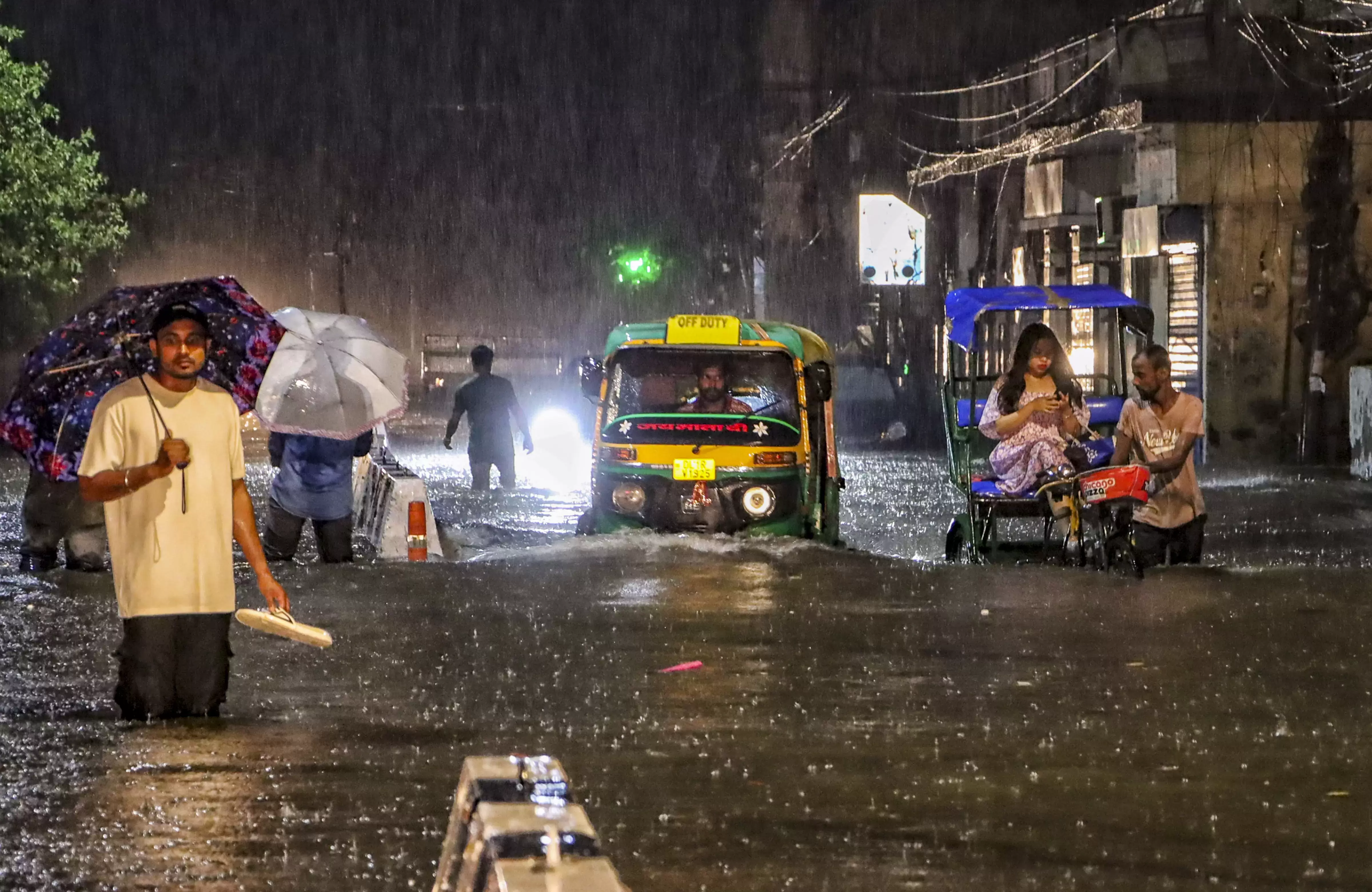 دہلی-این سی آر میں شدید بارش سے نظام زندگی درہم برہم، سڑکوں پر پانی، ٹریفک اور پروازیں متاثر