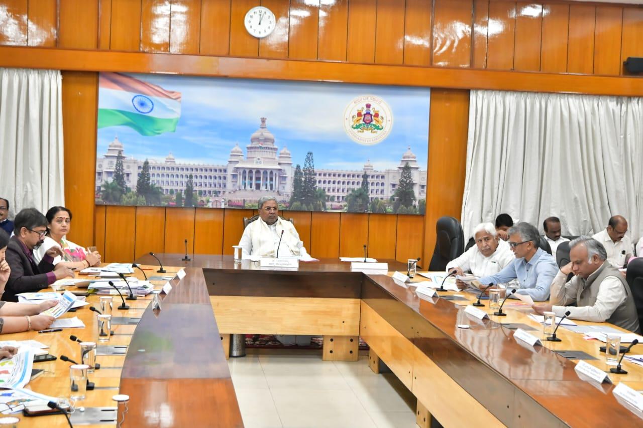 طوفانی بارشوں سے متاثرہ ریاست کا جائزہ اجلاس، سی ایم سدارامیا کی کلکٹروں کو فوری امداد پہنچانے کی ہدایت