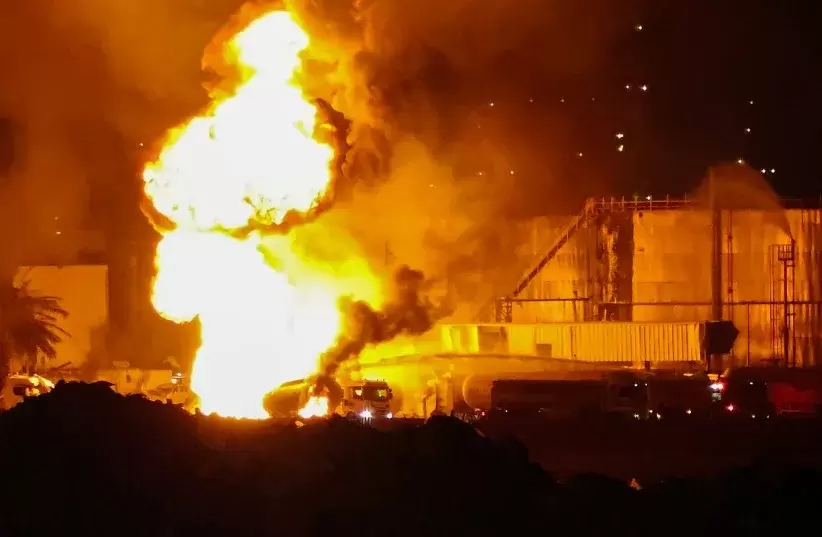 ایرانی جوابی حملے میں حیفا کا پاور پلانٹ تباہ، تل ابیب کے دفاعی نظام نے خود کو نشانہ بنایا