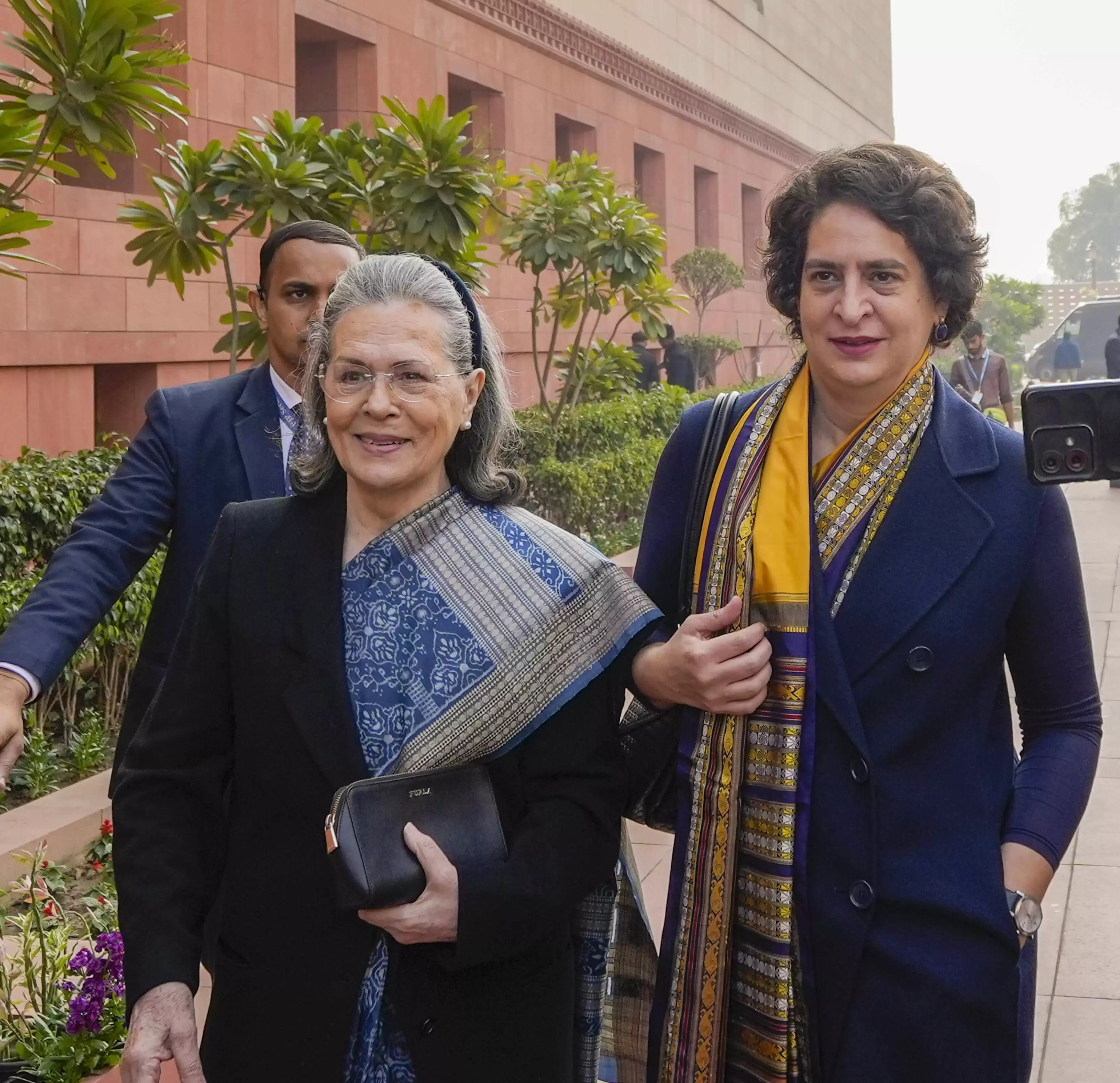 سونیا گاندھی کے بیان کو غلط انداز میں پیش کیا گیا، وہ صدر جمہوریہ کا احترام کرتی ہیں: پرینکا گاندھی