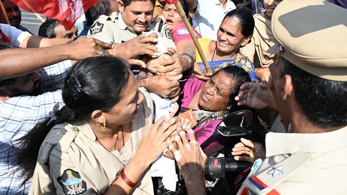 ڈاکٹر امبیڈکر کی ’توہین‘ پر بایاں محاذ پارٹیوں کا احتجاج، امت شاہ سے استعفیٰ کا مطالبہ