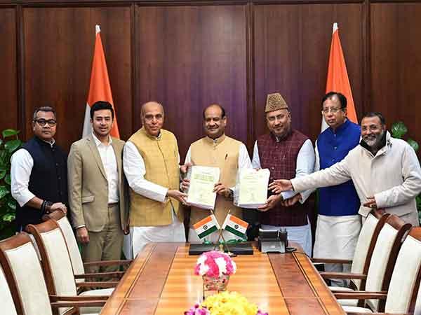 وقف ترمیمی بل 2024: جگدمبیکا پال نے جے پی سی کی رپورٹ لوک سبھا اسپیکر اوم برلا کو پیش کی