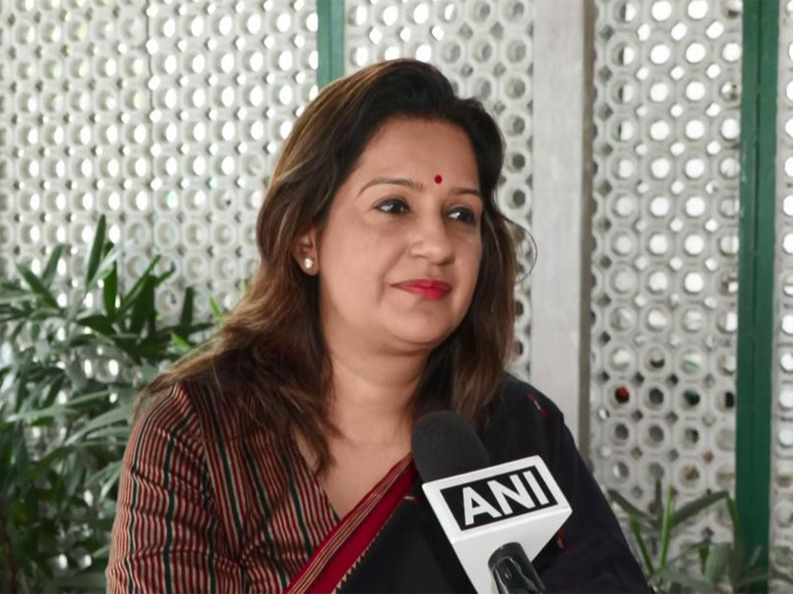 مہاراشٹر میں ’انتخابی چوری‘ کا الزام، پرینکا چترویدی کا الیکشن کمیشن پر سخت حملہ