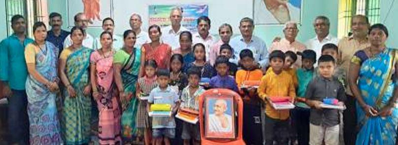 انکولہ میں تجارتی بندرگاہ کمپنی کی طرف سے اسکولی بچوں کو تحفے دینے کی کوشش ناکام - لوگوں نے کہا : لالچ دینے کی کوشش منظور نہیں