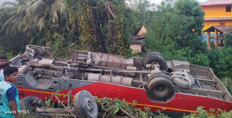 انکولہ : سرکاری بس کھائی میں گر گئی - 14 مسافر ہوئے شدید زخمی