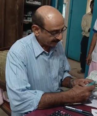 انکولہ : مریض کو مدت گزری ہوئی دوا دینے کا معاملہ - ویڈیو کلپ وائرل ہونے کے بعد کیمسٹ نے کی خودکشی