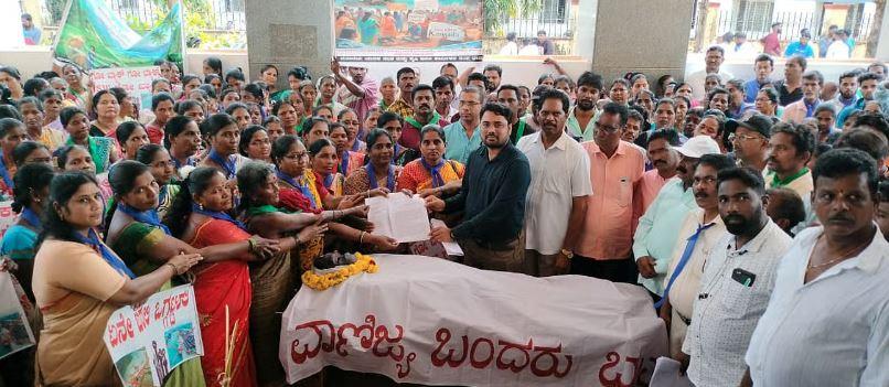 انکولہ میں تجارتی بندرگاہ مخالف کمیٹی کا احتجاجی مظاہرہ -  تحصیلدار کو دیا گیا میمورنڈم