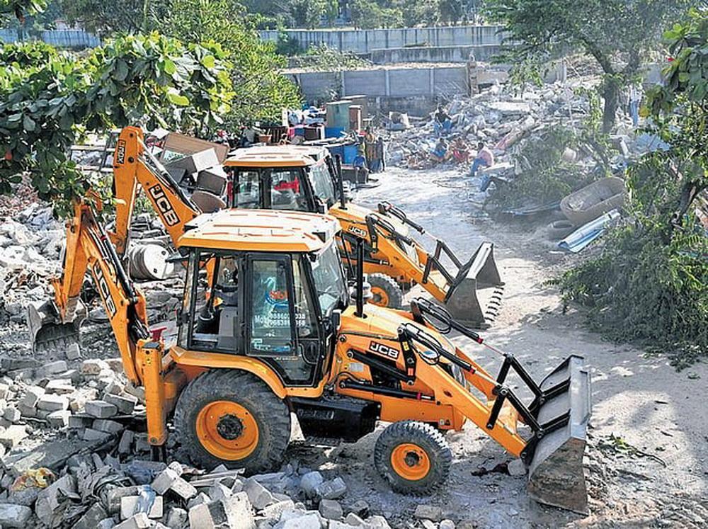 بنگلور میں بلڈوزر اور بے گھری ترقی کے نام پر شہری وقار کا امتحان ۔۔۔۔۔ از : عبدالحلیم منصور