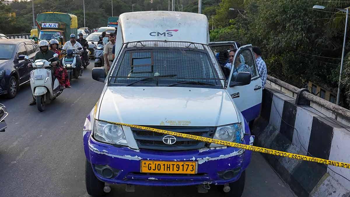 بینگلورو میں دن دہاڑے 7 کروڑ روپوں کی لوٹ ۔ آر بی آئی افسران کی شکل میں آئے تھے لٹیرے