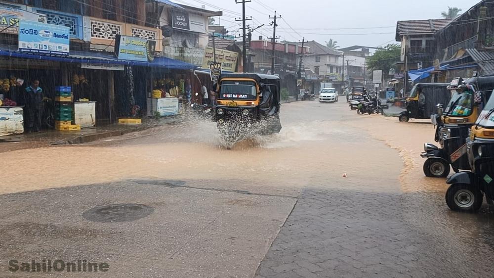اتر کنڑا سمیت تینوں ساحلی اضلاع میں موسلا دھار بارش - محکمہ موسمیات نے جاری کیا 5 دنوں کے لئے ریڈ الرٹ
