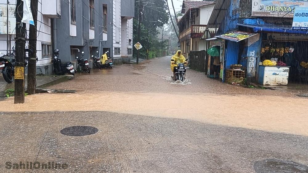 bhatkal-old-bus-stand-rain-4