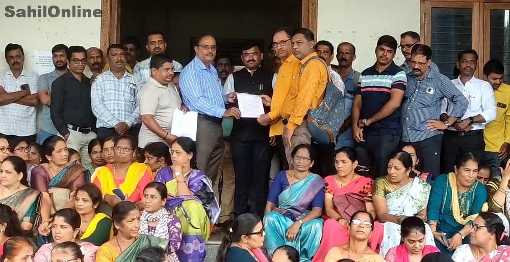بھٹکل : اساتذہ اور سرکاری ملازمین نے  کیا سروے کی ذمہ داری نہ دینے کا مطالبہ - تحصیلدار کو دیا گیا میمورنڈم