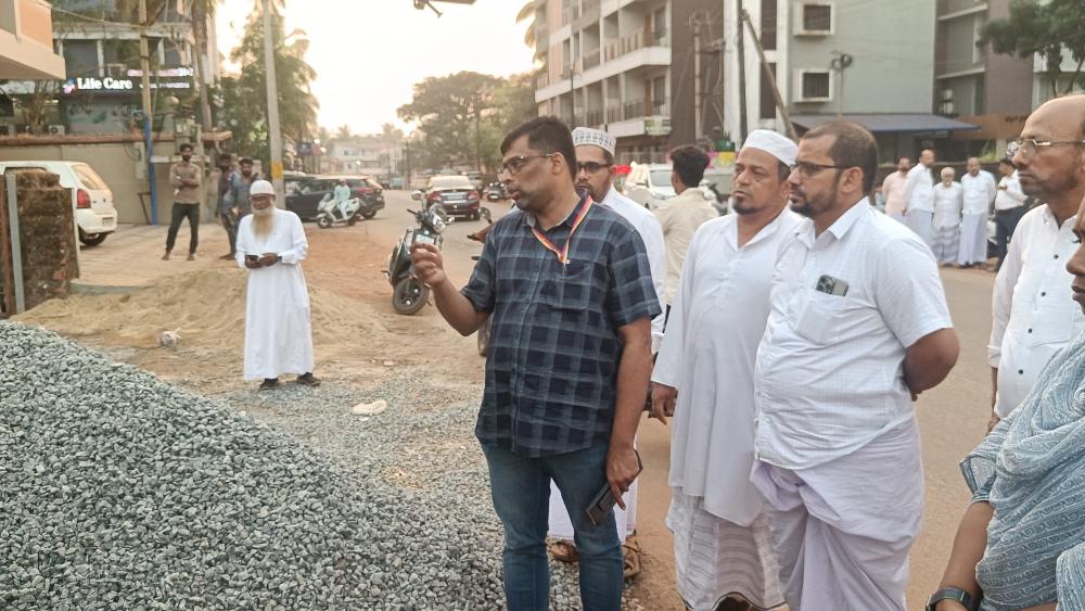 TMC incharge president and officials visit Bhatkal’s nawayat colony; Issues of illegal stalls and garbage piles raised