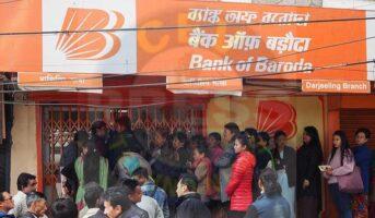لکھنؤ میں بینک آف بڑودہ برانچ میں کروڑوں کا گھپلا، صارفین کا شدید احتجاج، کیس درج