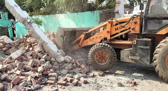 یوپی سرکار کی کارروائی، مہاراجہ سہیل دیو میڈیکل کالج احاطے سے 12 کے قریب مزار منہدم