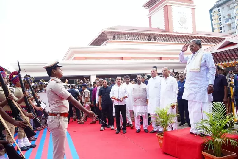 Chief-Minister-Siddaramaiah-Inaugurates-Prajasoudha-in-Mangaluru-18