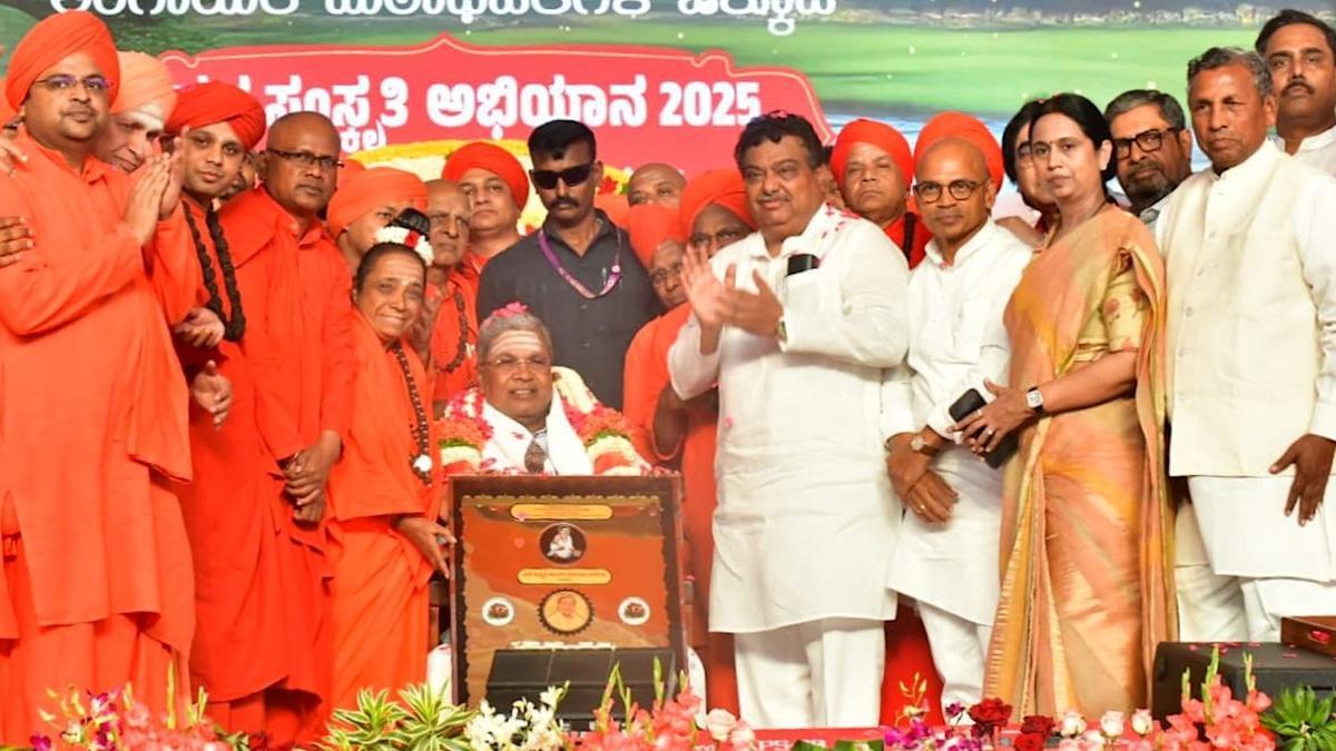 بینگلورو : مرکزی حکومت لنگایت کو الگ دھرم کے طور پر منظوری دے ۔ سوامی بسوالنگا پٹادیوا کا مطالبہ