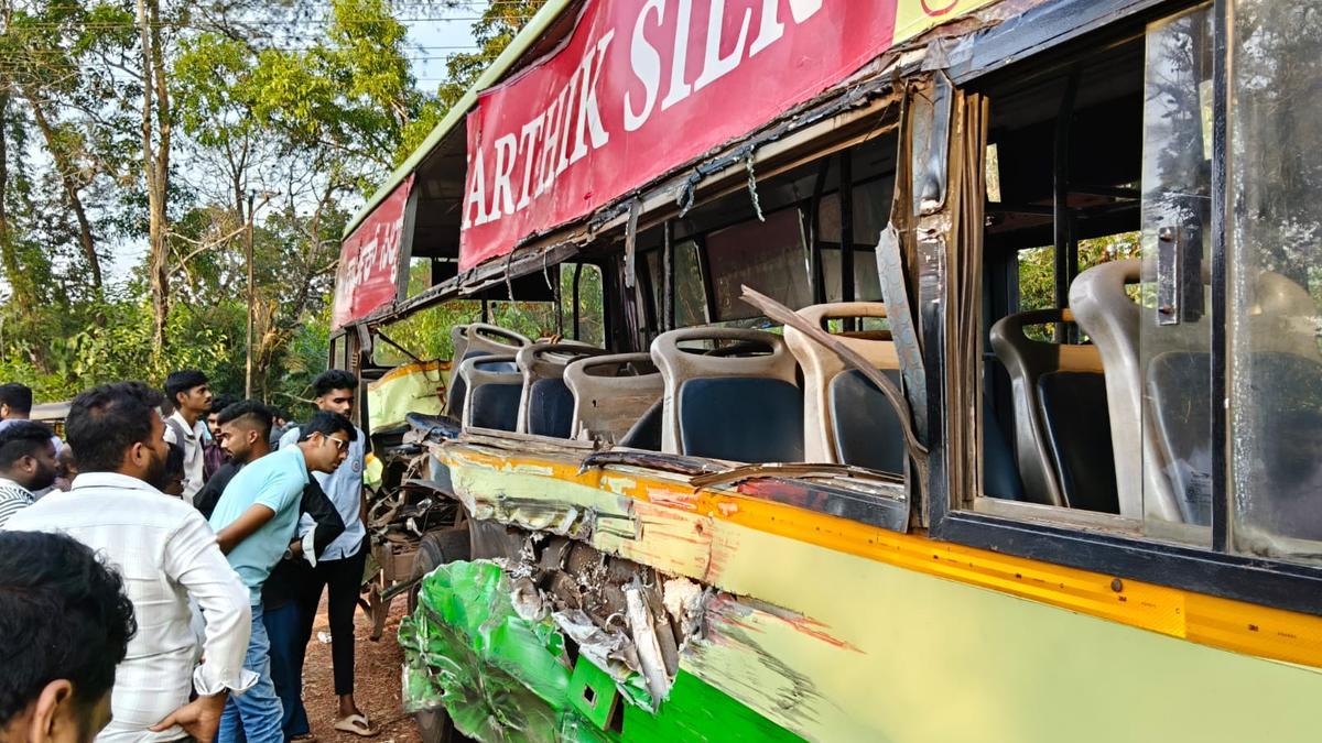 کنداپور میں سرکاری بس اور ٹِپّر کے درمیان ٹکر - تین طالب علم زخمی - دو کی حالت نازک - بس کو پہنچا شدید نقصان
