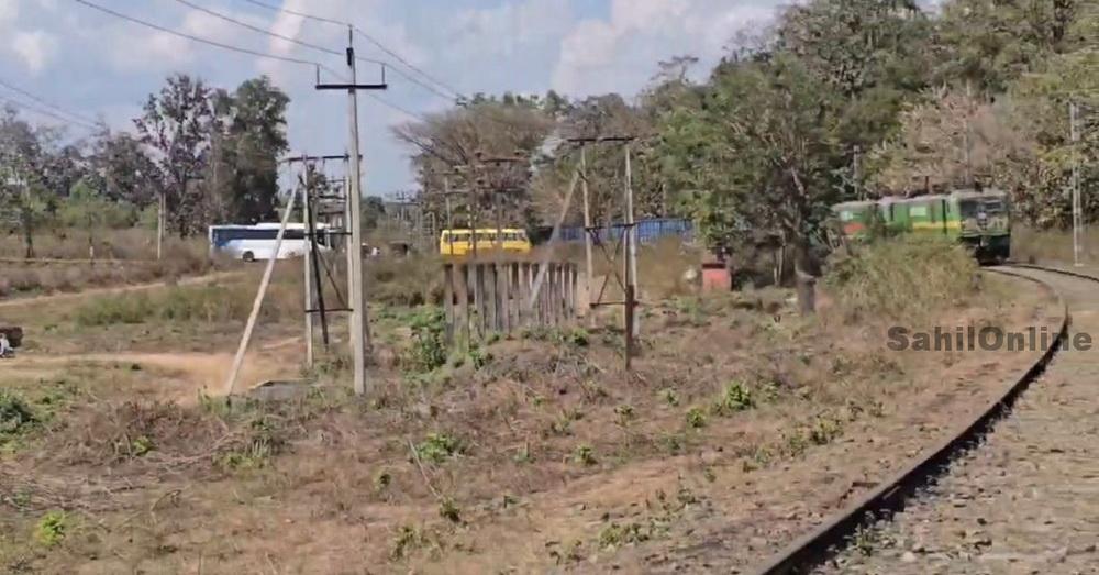 ڈانڈیلی : مال بردار ٹرین رکی رہنے سے ڈھائی گھنٹے تک گیٹ بند - عوام کو کرنا پڑا پریشانیوں کا سامنا