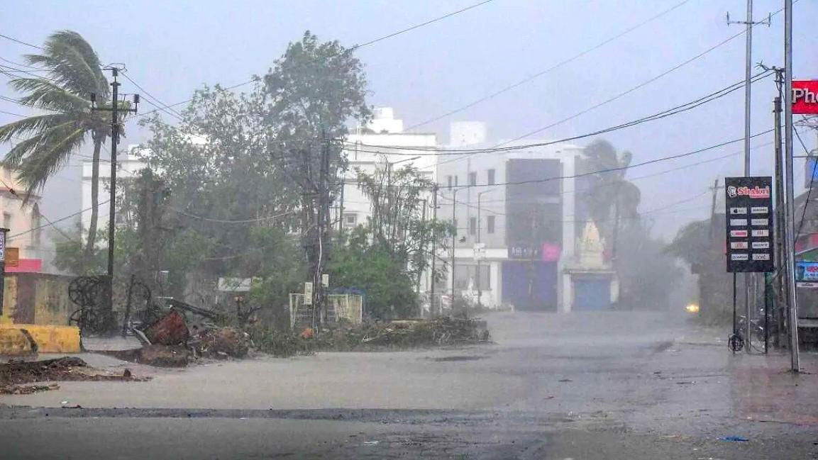 سمندری طوفان ’دتوا‘ کا خطرہ بڑھا، تمل ناڈو اور پڈوچیری میں ہائی الرٹ اور اسکول بند