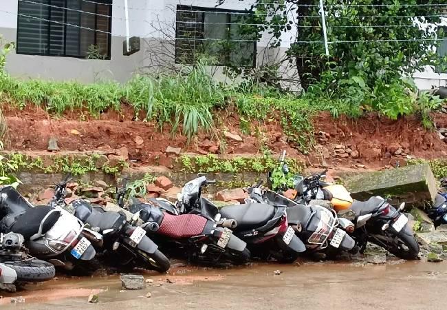 منگلورو: میری ہِل علاقے میں کمپاونڈ کی دیوار گرنے سے متعدد گاڑیوں کو پہنچا نقصان