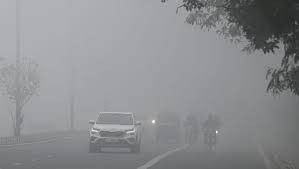 دہلی میں شدید ٹھنڈ اور کہرے کا اثر، حد نگاہ کم ہونے سے ریل، سڑک اور فضائی خدمات متاثر