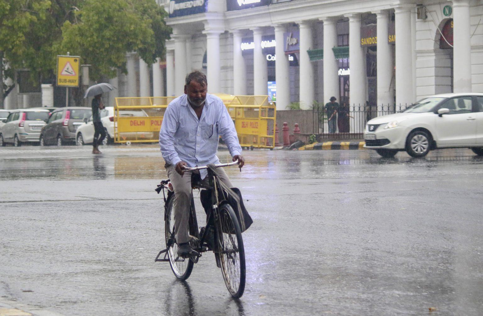 ملک بھر میں بارش کا سلسلہ جاری، دہلی میں مانسون کی آمد کا انتظار، 9 ریاستوں میں الرٹ جاری