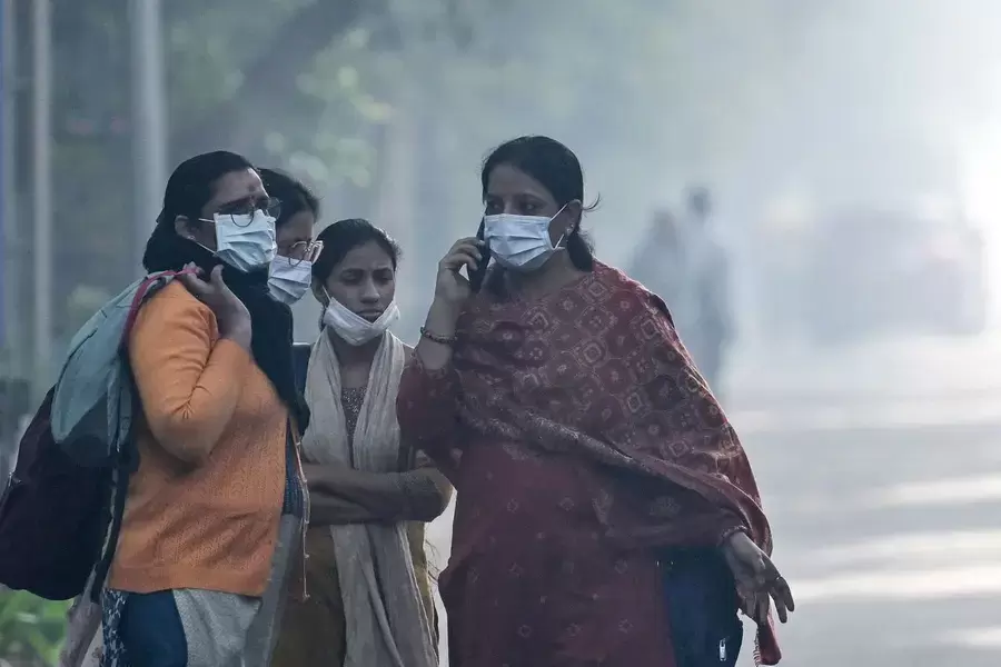 آلودگی میں خطرناک اضافہ: دہلی میں سرکاری عملہ 50 فیصد تک محدود، نجی دفاتر کو گھر سے کام کی ہدایت